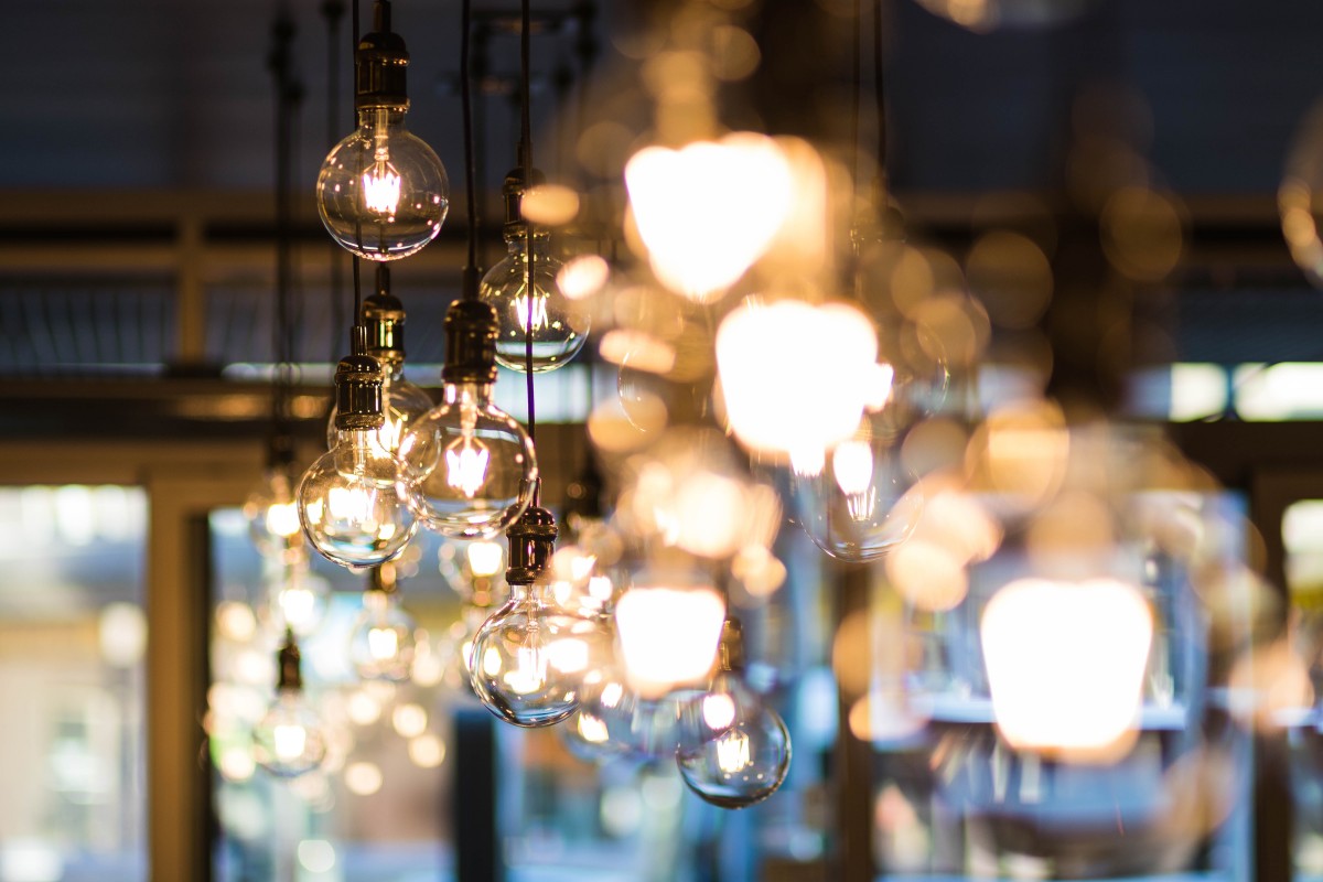 4 formas de utilizar la iluminación interior para mejorar tu espacio